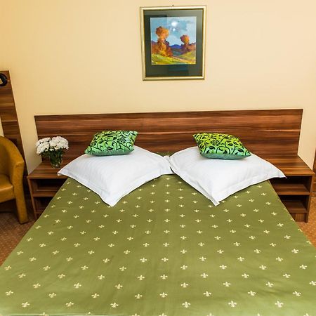 Hotel Lyra Oradea Oda fotoğraf
