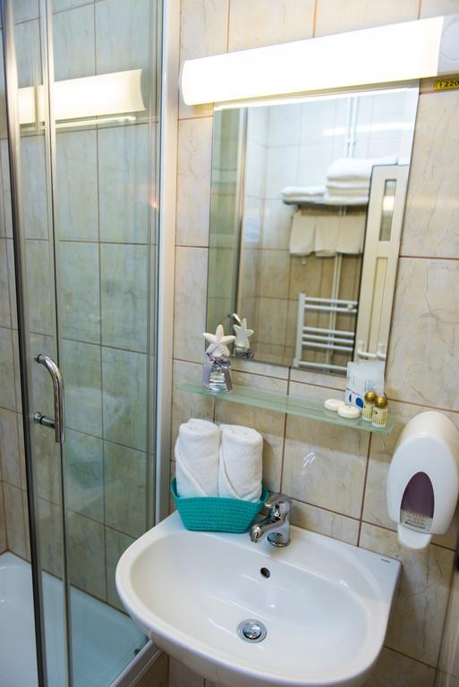 Hotel Lyra Oradea Oda fotoğraf