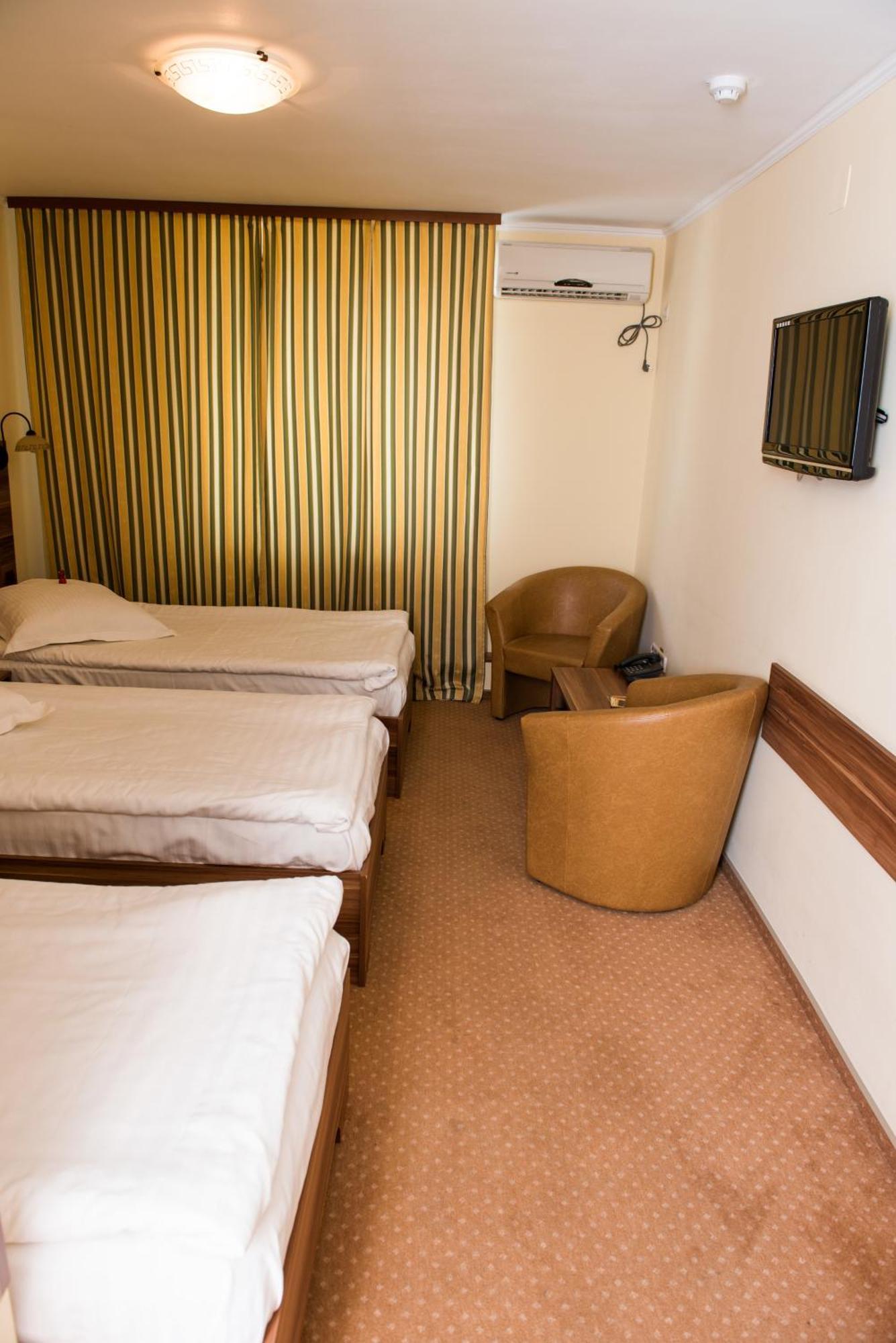 Hotel Lyra Oradea Oda fotoğraf