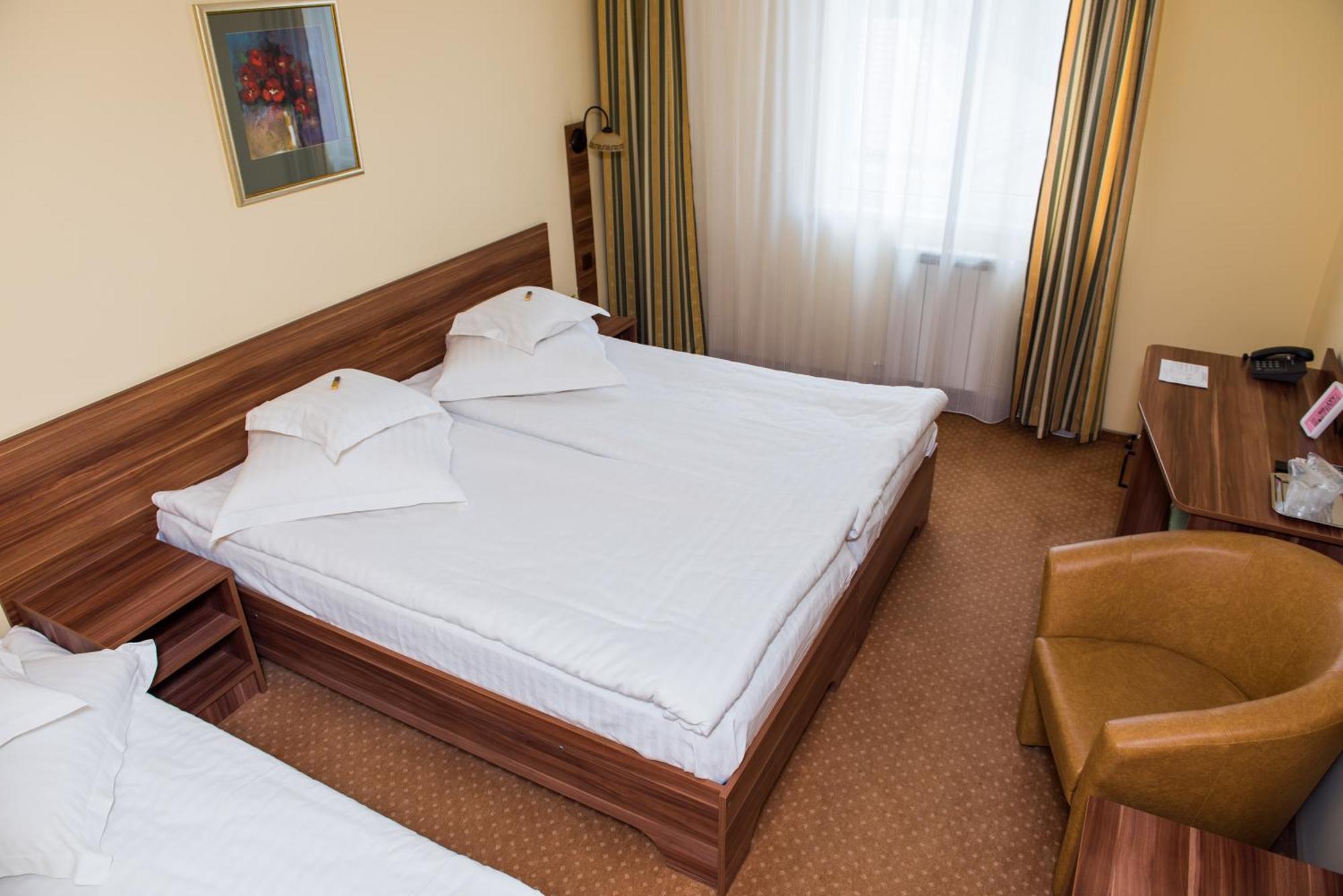 Hotel Lyra Oradea Oda fotoğraf